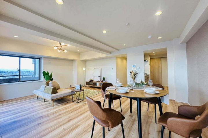 所沢市の分譲マンション・ホームステージング後｜木目の家具で演出されたリビング空間