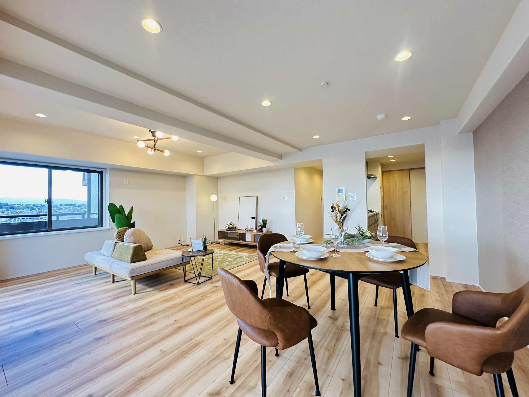 所沢市の分譲マンション・ホームステージング後｜木目の家具で演出されたリビング空間