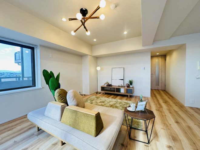 所沢市の分譲マンション・ホームステージング後｜洗練された家具で演出されたリビング空間