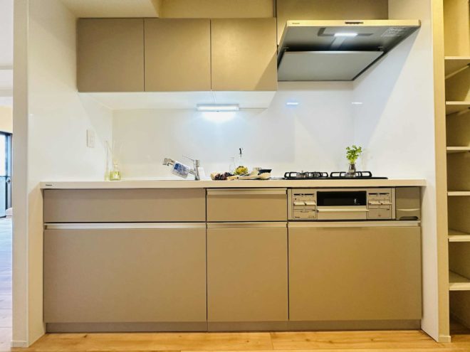 所沢市のホームステージング事例・小物で華やかに演出されたキッチンのAfter写真